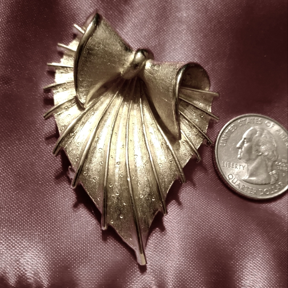 Coro Signed Textured Gold tone Curled Leaf Brooch Pin Excellent